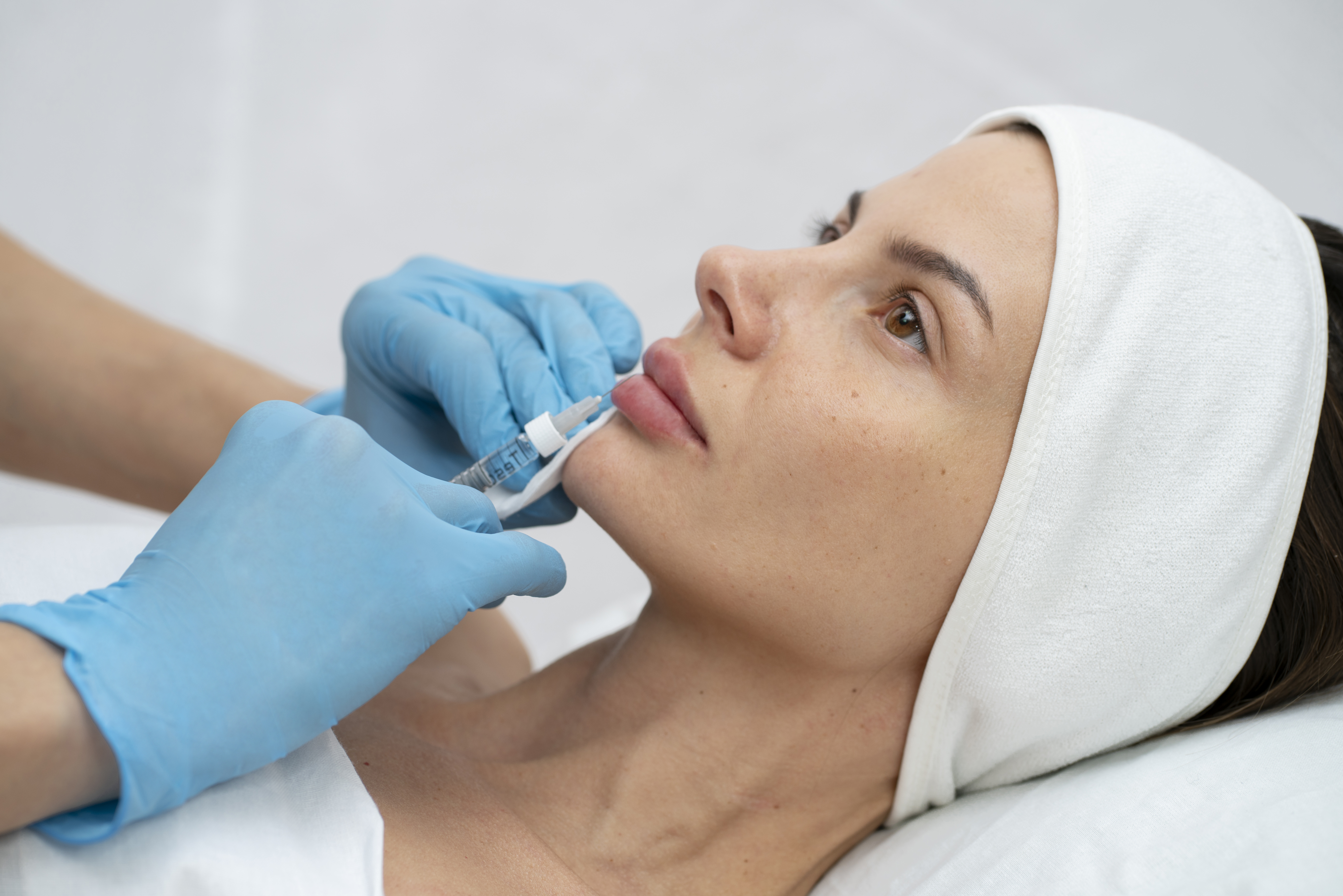 ما هو الفرق بين الفيلر والبوتوكس؟ شرح مبسّط لتحديد العلاج المناسب لك.