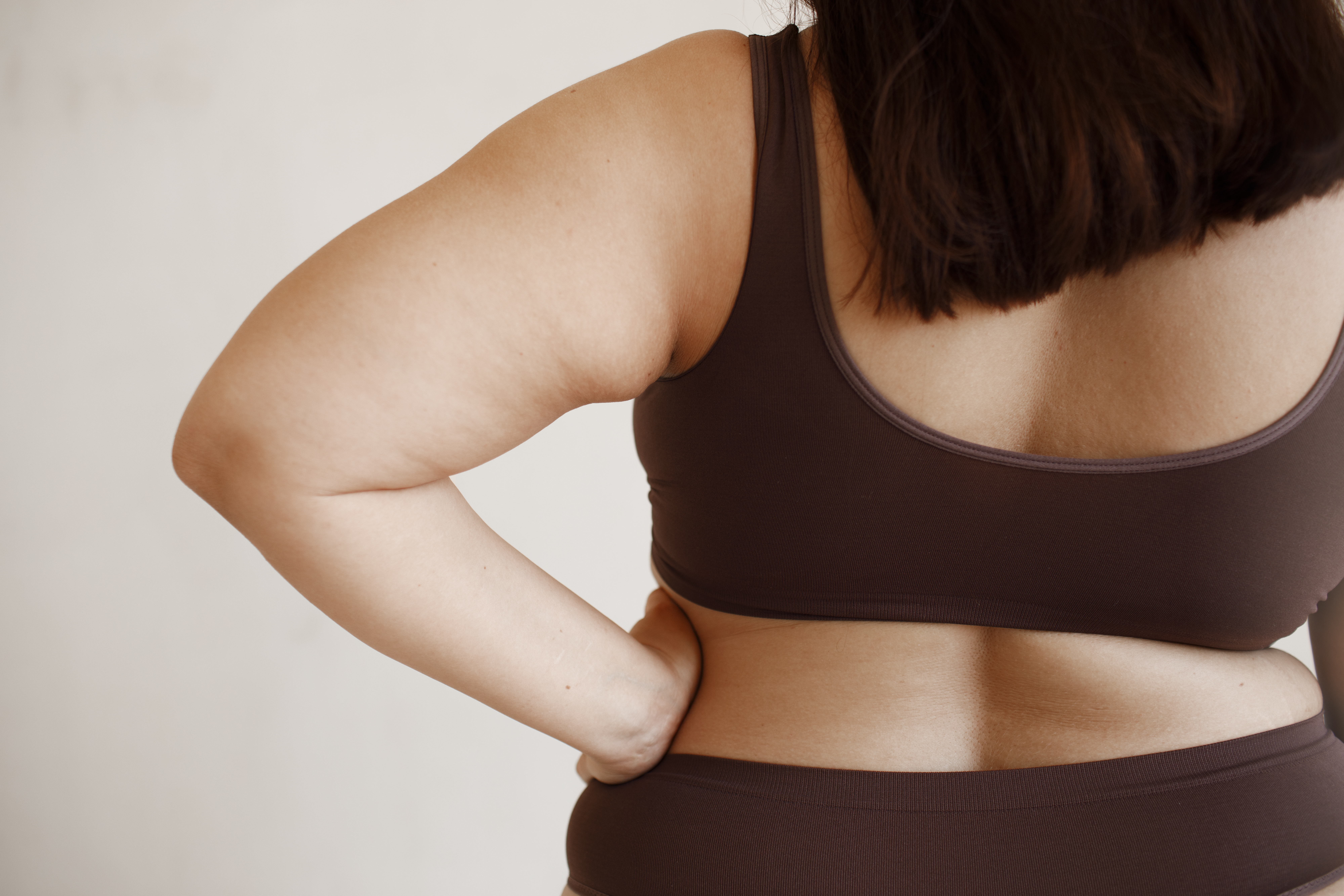 لصقات شفط الدهون: حل فعّال أم وهمٌ تسويقي؟