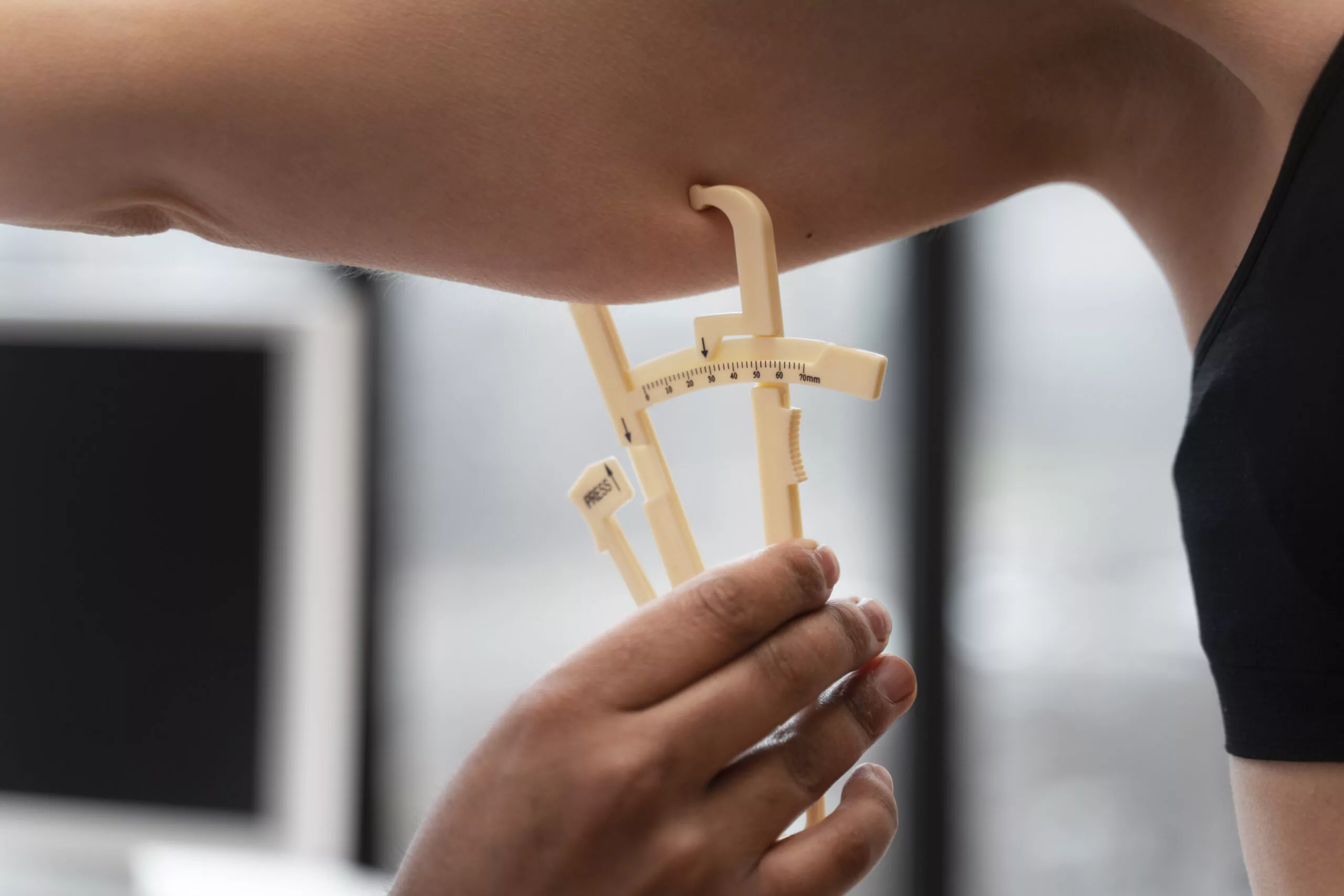 من دهون البطن إلى التثدي: ما الذي يقدّمه شفط الدهون؟