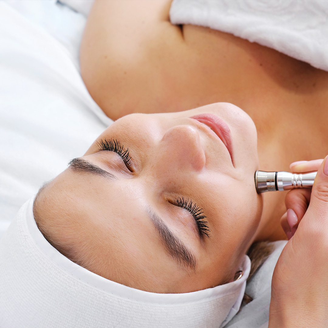 كيف يحوّل تقشير البشرة بالألماس الاحتكاك إلى طاقة تُعيد للبشرة توازنها؟