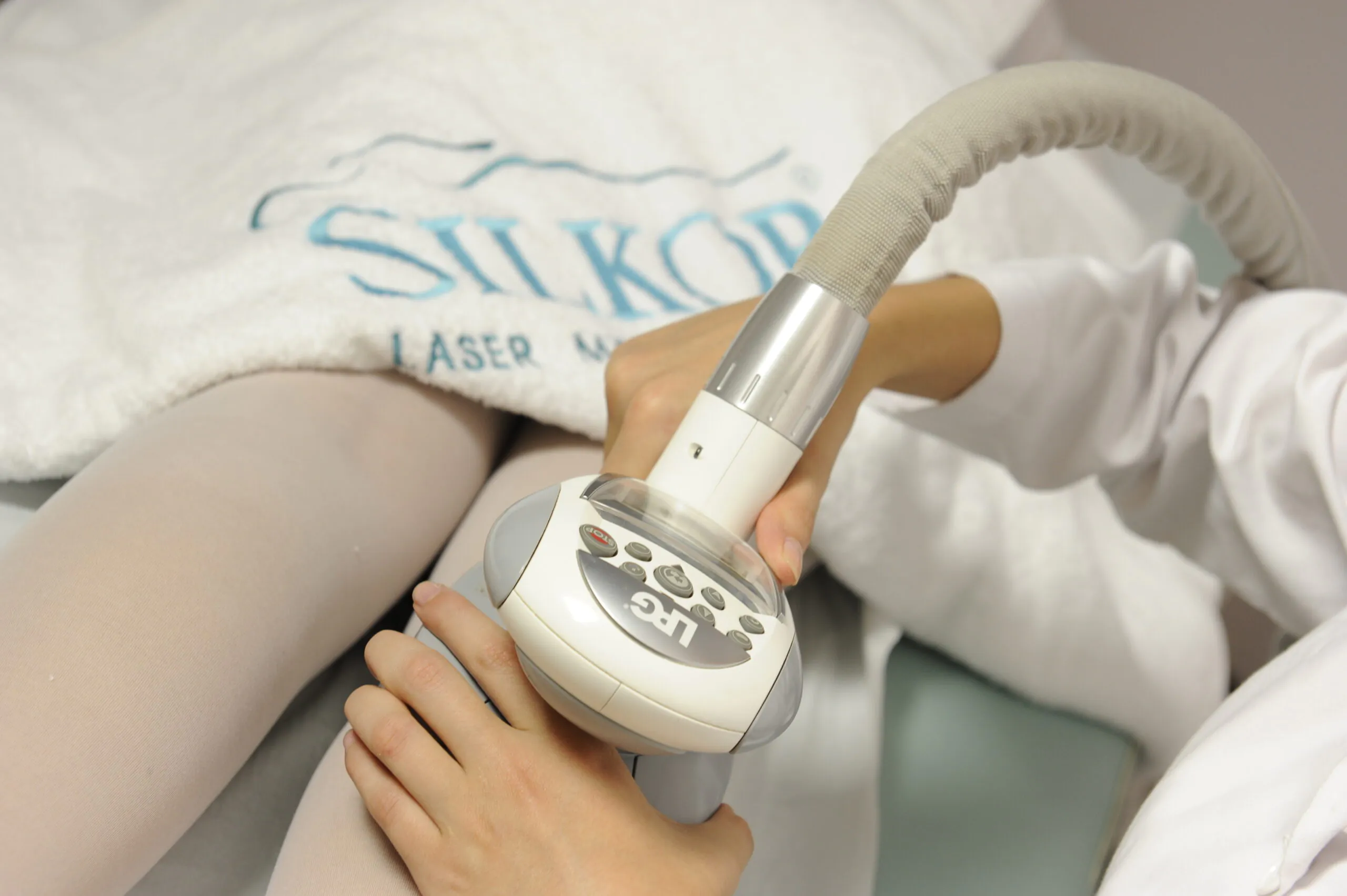 من الفخذين إلى الوجه: المناطق التي يمنحها الإندرمولوجي عناية متكاملة 