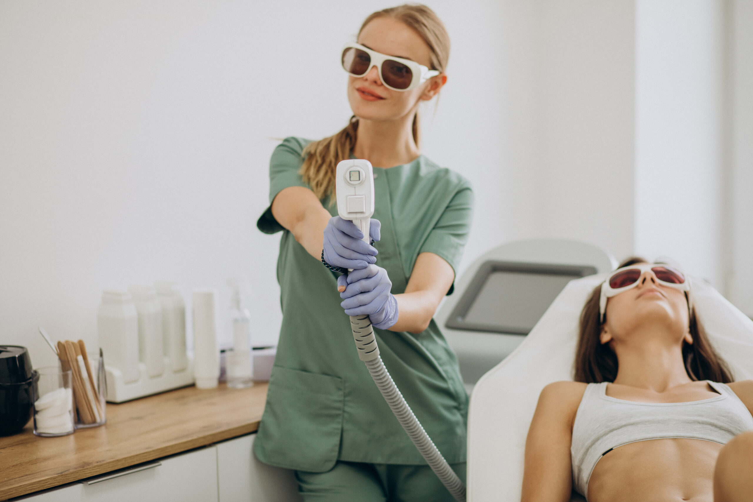 الليزر والأدوية: التفاعل، المخاطر، والتوقيت الأنسب للعلاج