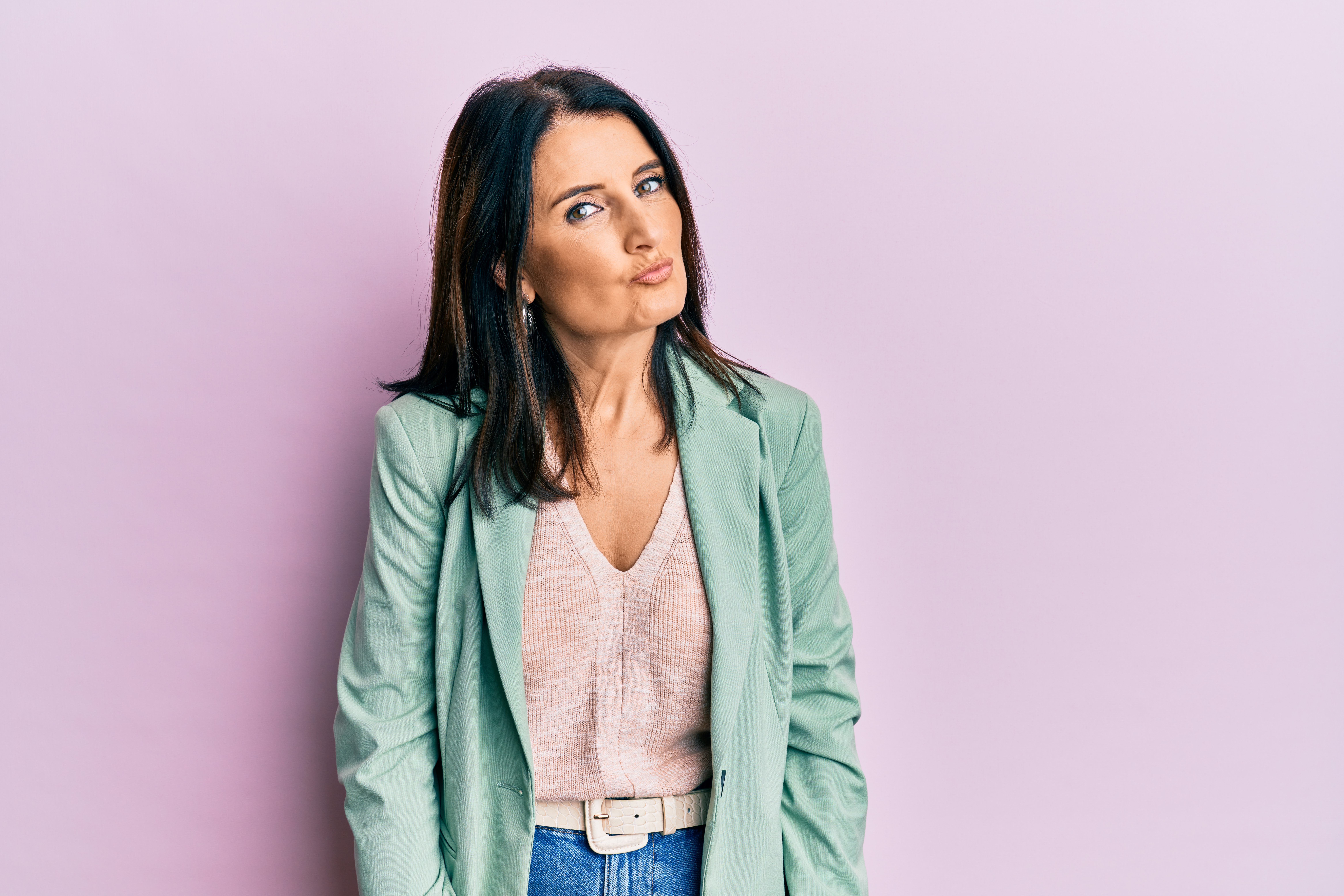 كيف تؤثّر مراحل انقطاع الطمث على صحة البشرة ومظهرها؟